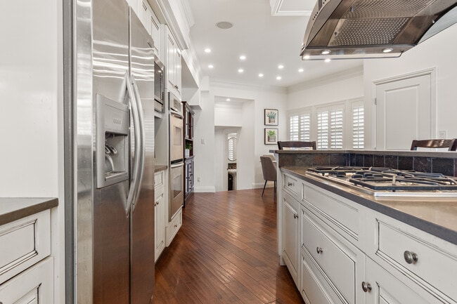 Building Photo - 1077 10th St