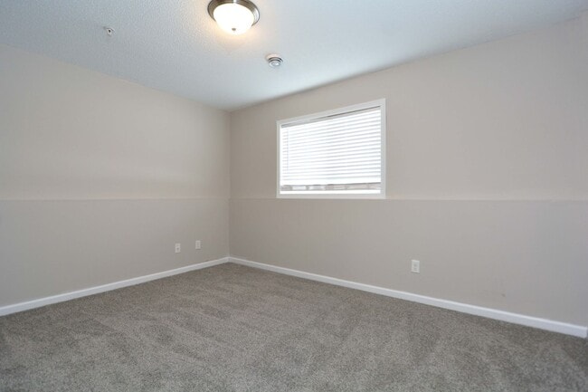 Building Photo - Newly Updated Townhouse Available Now in Monticello!