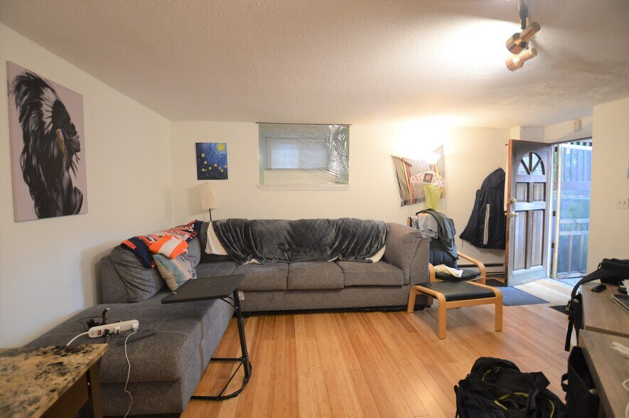 Primary Photo - 21 Kinross Rd