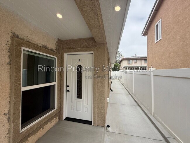 Building Photo - 921 Aurora Dr