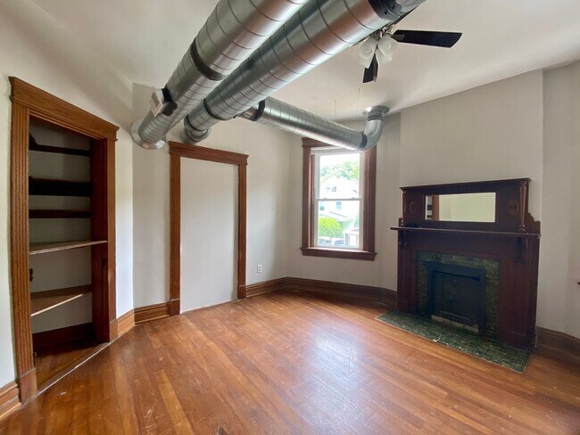 Building Photo - 146 Parker St