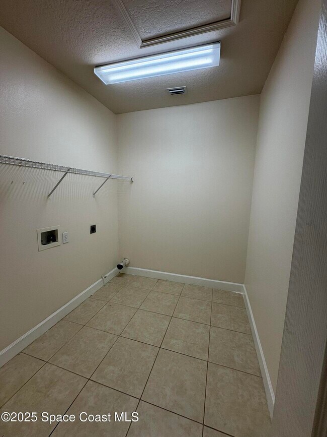 Building Photo - 1260 Talon Way