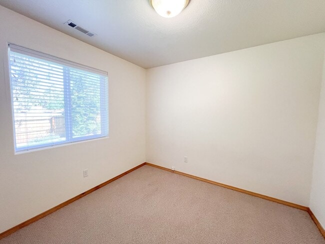 Building Photo - Three Bedroom, Two Bath House in Southview