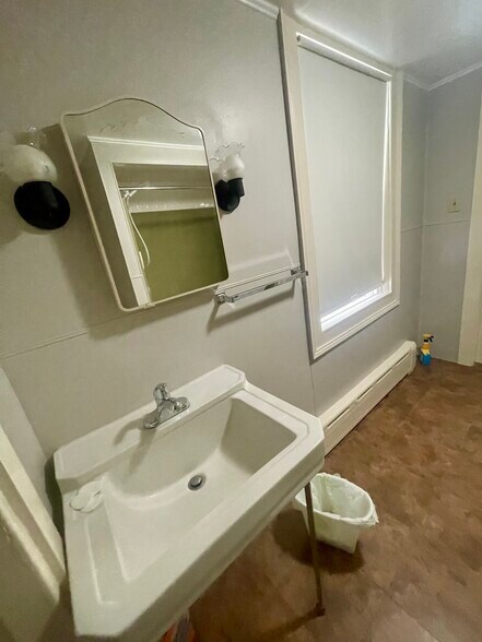 Full bath #2 - 25 7th St