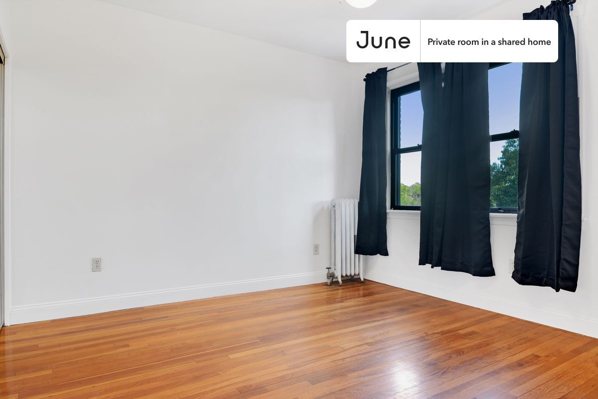Building Photo - Private bedroom in 4 bed/2 bath Home