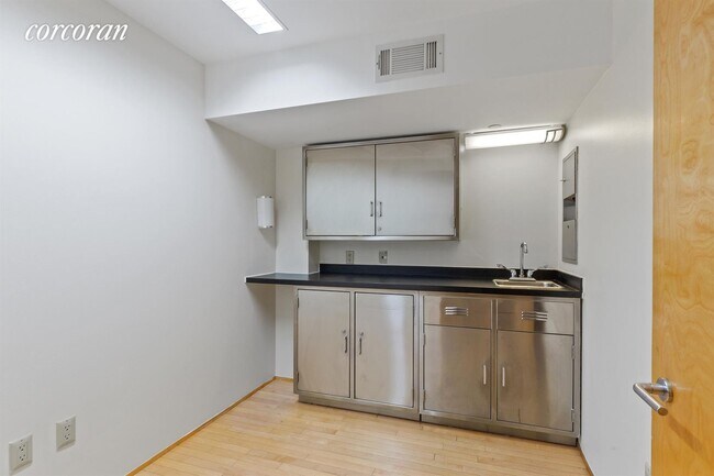 Building Photo - 202 Spring St