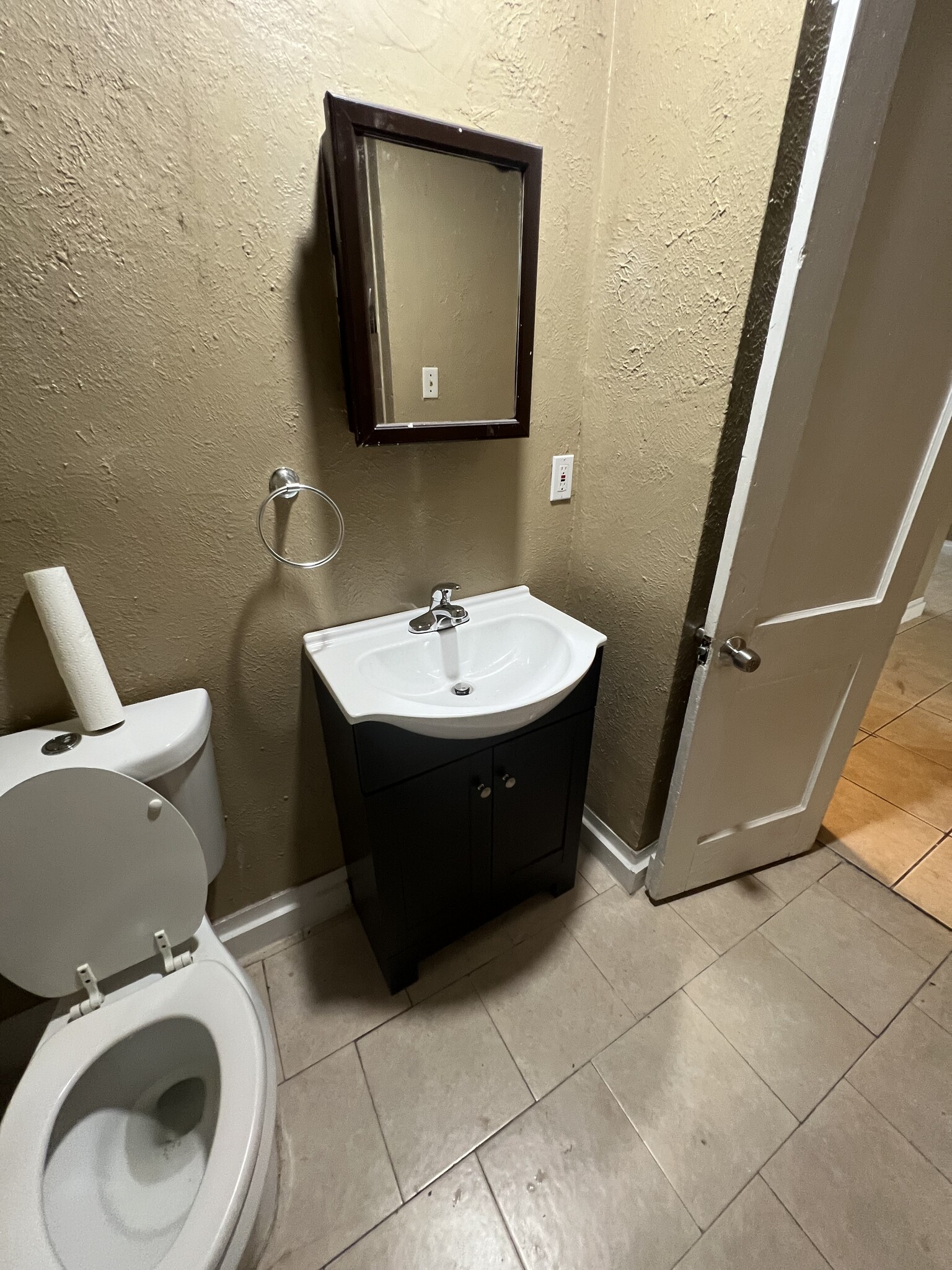 Bathroom - 3914 Pickfair St