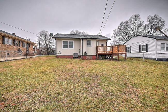 Building Photo - 2 Bedroom /  1 Bath Home Kingsport TN