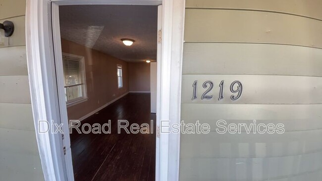 Building Photo - 1219 Azel Ave