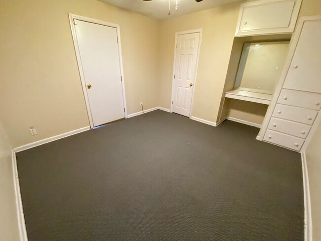 Building Photo - Apartment For Rent Near McNeese State Univ...