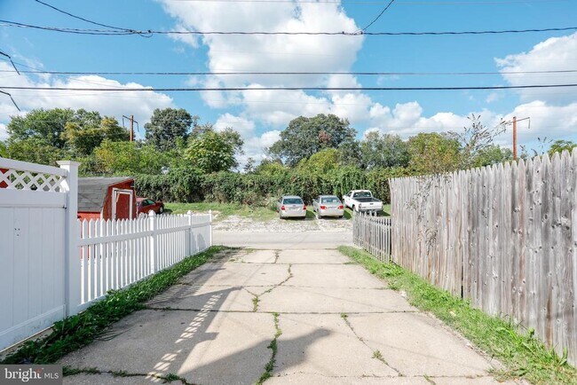 Building Photo - 1046 Middlesex Rd