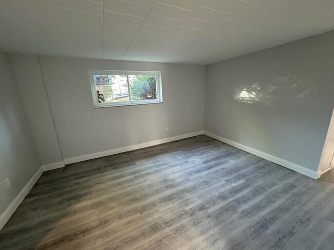 Building Photo - 908 Erdner Ave