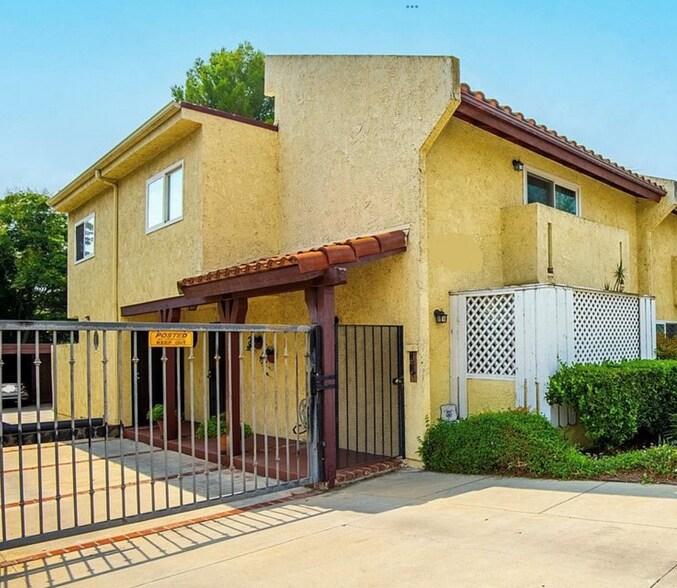 Gated property - 11120 Moorpark St
