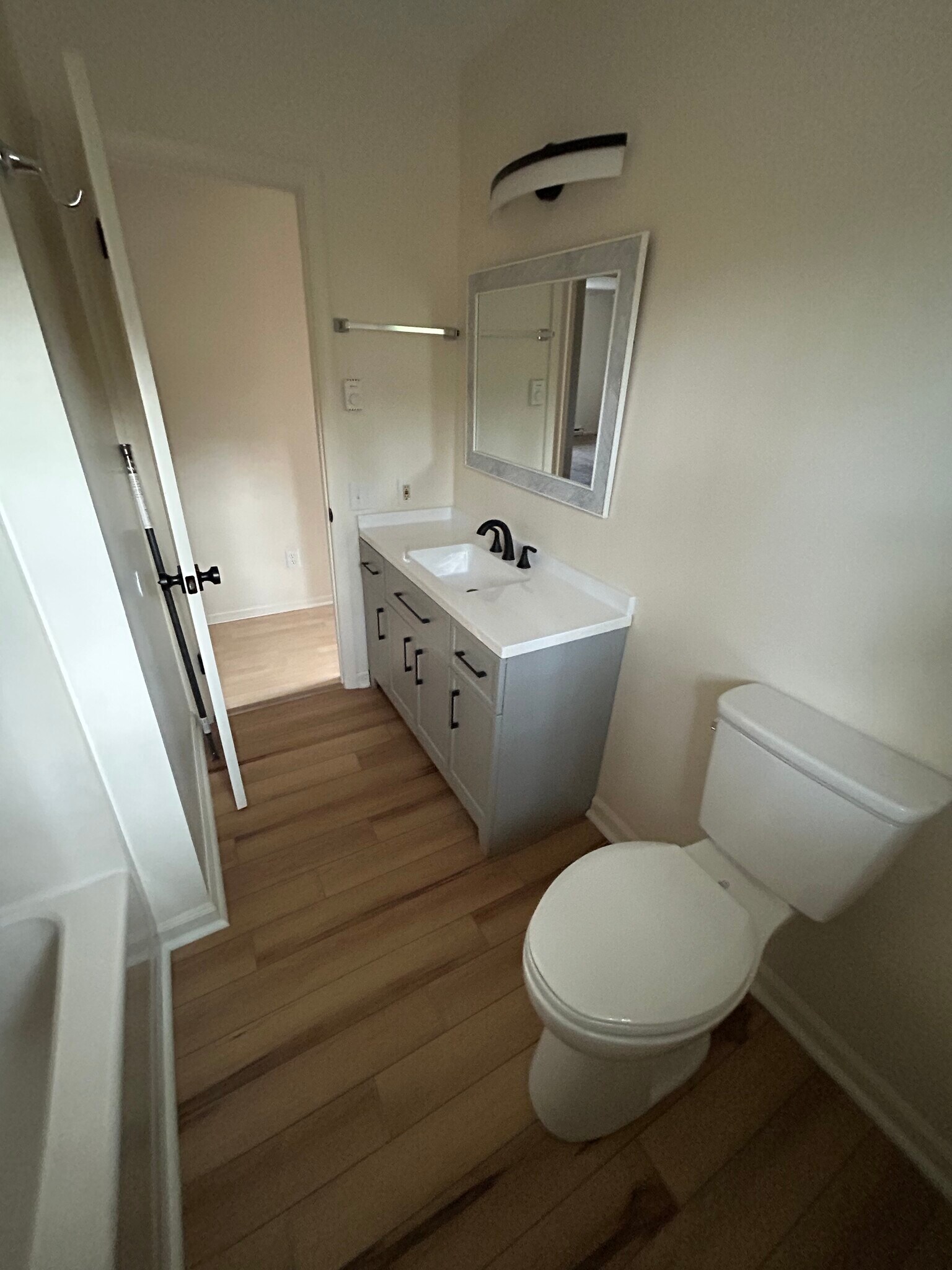 Hall bath. Tub shower - 115 Wakefield Dr