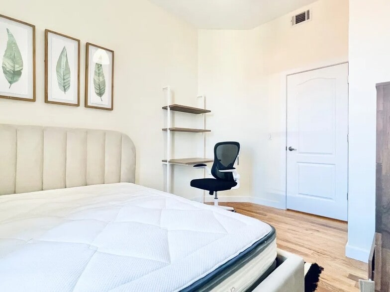 Building Photo - Furnished room/NOT APARTMENT