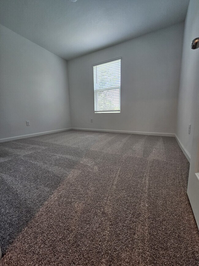 Building Photo - 717 Holly Lakes Dr