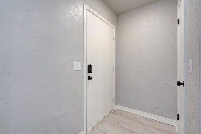 Building Photo - 2433 Gladstone Terrace