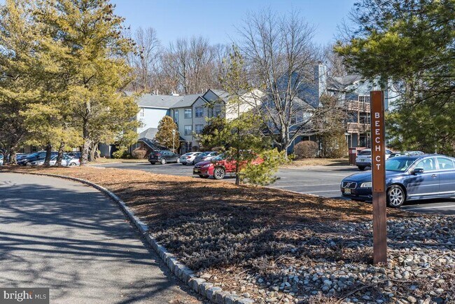 Building Photo - 5033 Beech Ct
