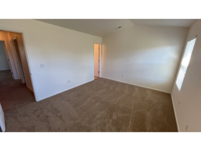 Building Photo - Two story townhome in Fountain