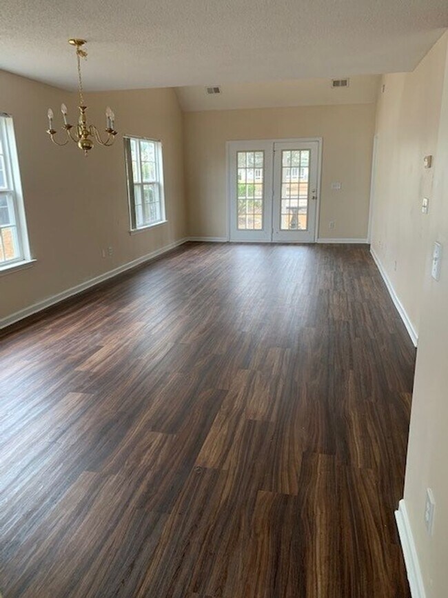 Building Photo - 2 Bedroom / Loft at Wynbrooke