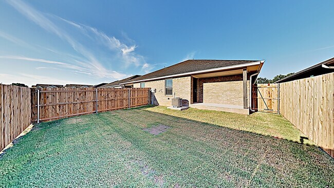 Building Photo - 3 Bedroom 2 Bath Duplex Near Tinker AFB!