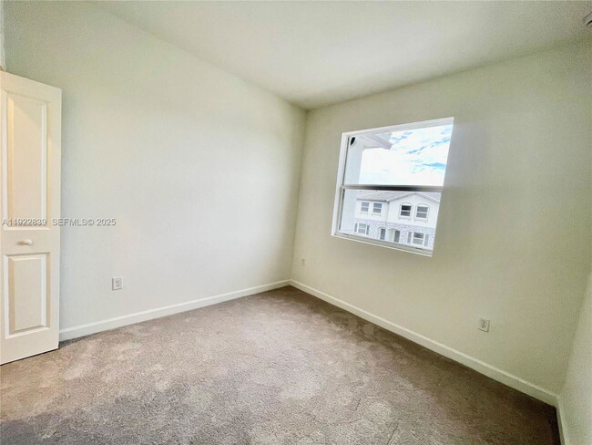 Building Photo - 1141 SE 2nd St