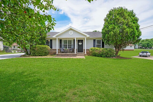 Building Photo - Charming Home