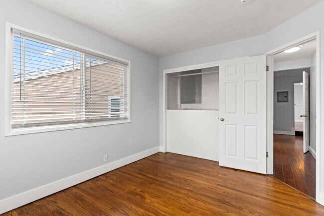 Building Photo - Spacious 4-Bed Oakland Apartment: Modern U...