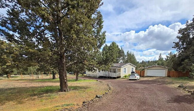 Building Photo - Country 3-bdr/2-bath with huge yard in Crooked River Ranch!