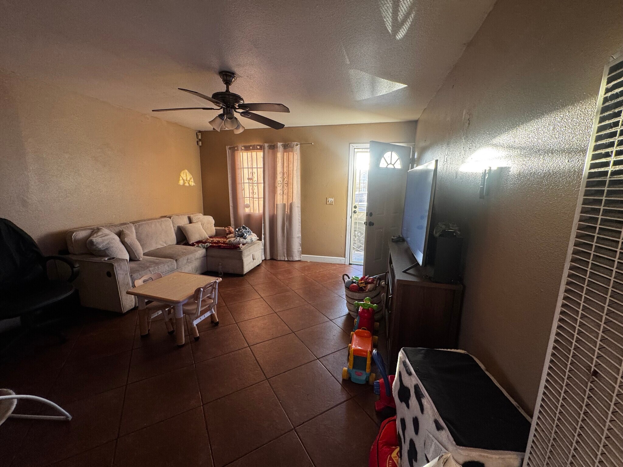 Building Photo - 831 N H St