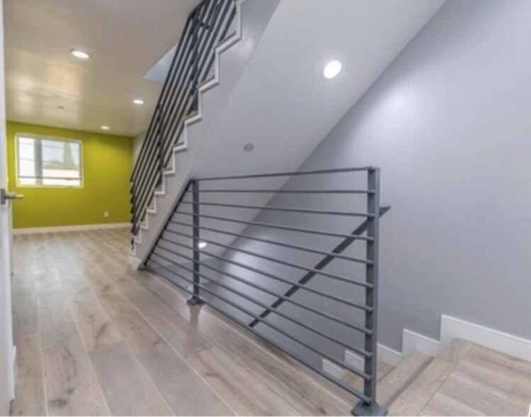 Building Photo - 1120 1/2 N Heliotrope Dr