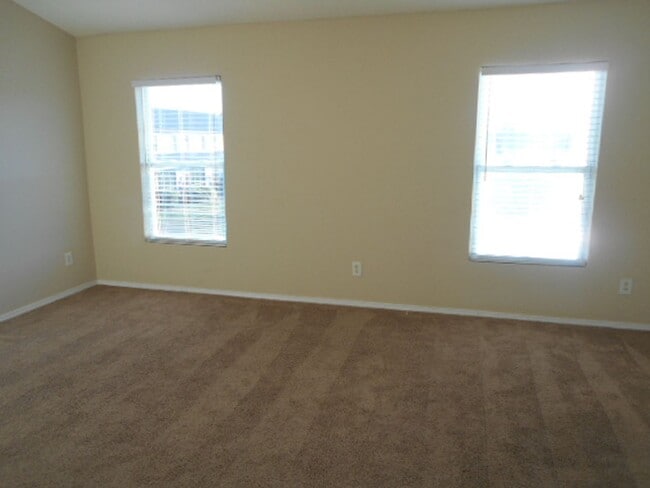 Building Photo - 3 bedroom, 3 bath townhome in Kiskadee Parke