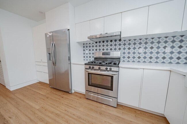 Building Photo - 848 32nd St