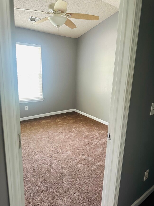 Building Photo - 338 Goldenrod Dr