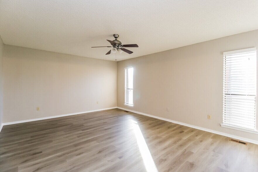 Building Photo - 2917 Greenfield Dr