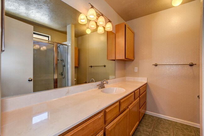 Building Photo - Pet Friendly 4 bedroom, 3 bath home for rent!