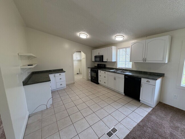 Building Photo - Country home! Private showing only!