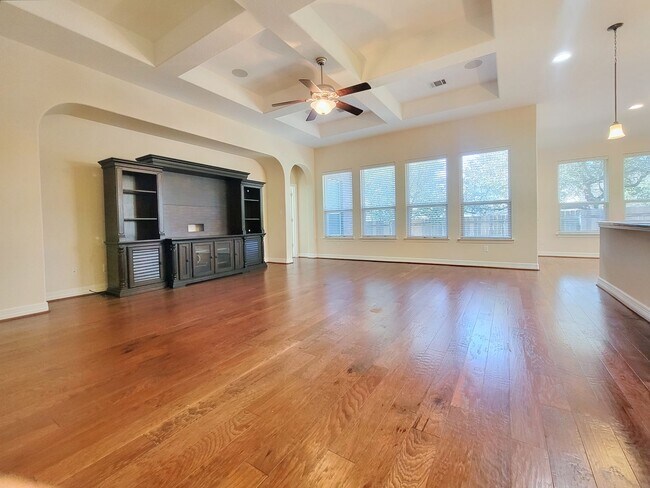 Building Photo - Large 3 Bedroom, 2.5 Bathroom Home – Fully Equipped Kitchen & Washer/Dryer Hookups