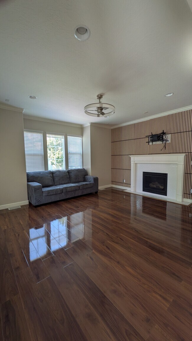 Building Photo - 10241 S Clarks Hill Dr