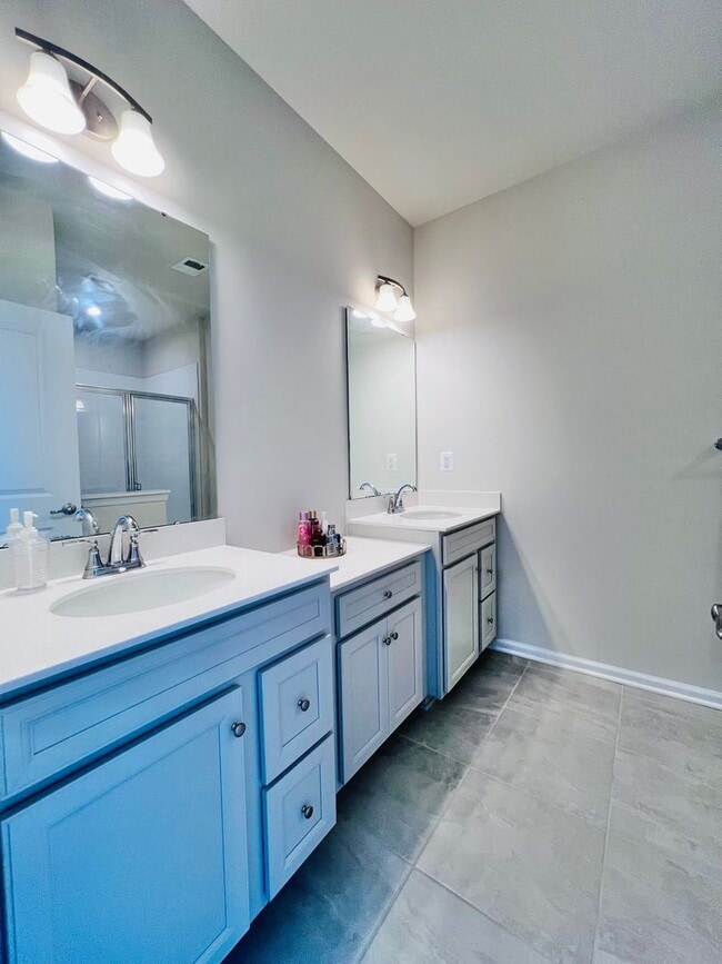 Building Photo - MINUTES TO VRE AND ALL THE CONVENIENCES OF...
