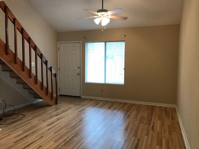 Building Photo - Quiet 2 story condo super close to the beach!