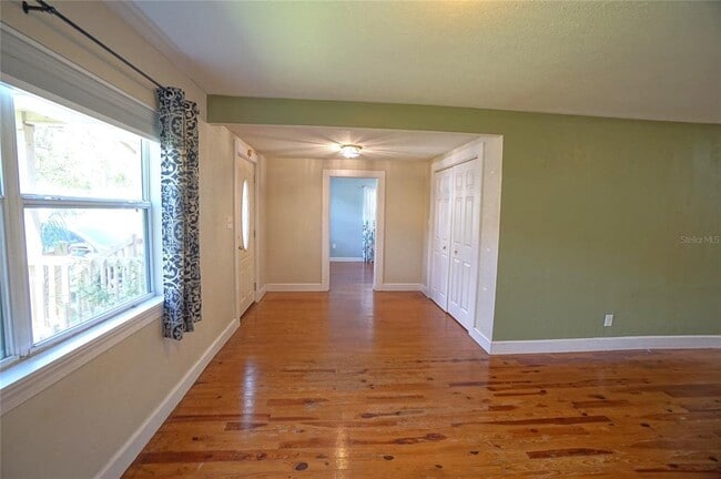Building Photo - 810 W Woodlawn Ave