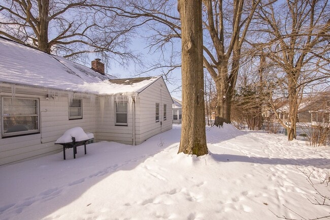 Building Photo - Spacious 3 bedroom/2 bath Cleveland Hts single family house!