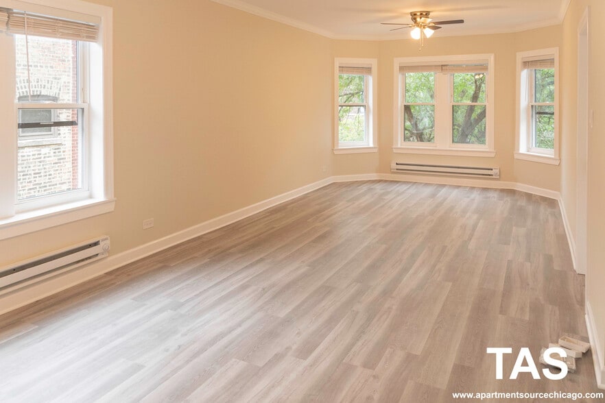 Building Photo - 624 W Roscoe St