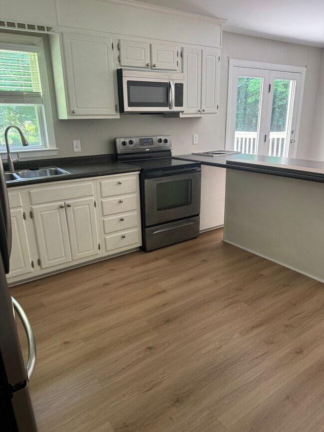 Building Photo - 3 BR 1 BA near Onslow Pines Park