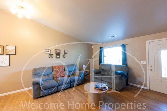 Building Photo - Conveniently Located 3 Bedroom Home with F...