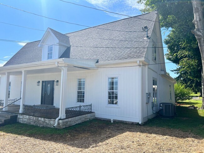 Building Photo - Spectacular newly remodeled home, next to the Square, Franklin, Ky