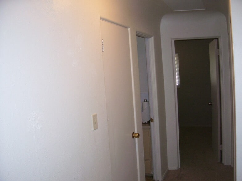 Building Photo - 5665 W Ellsworth Ave