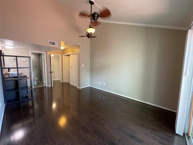 Building Photo - 12315 Glenview Dr