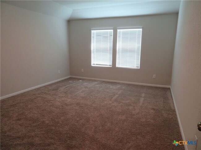 Building Photo - 554 Blue Stem Rd